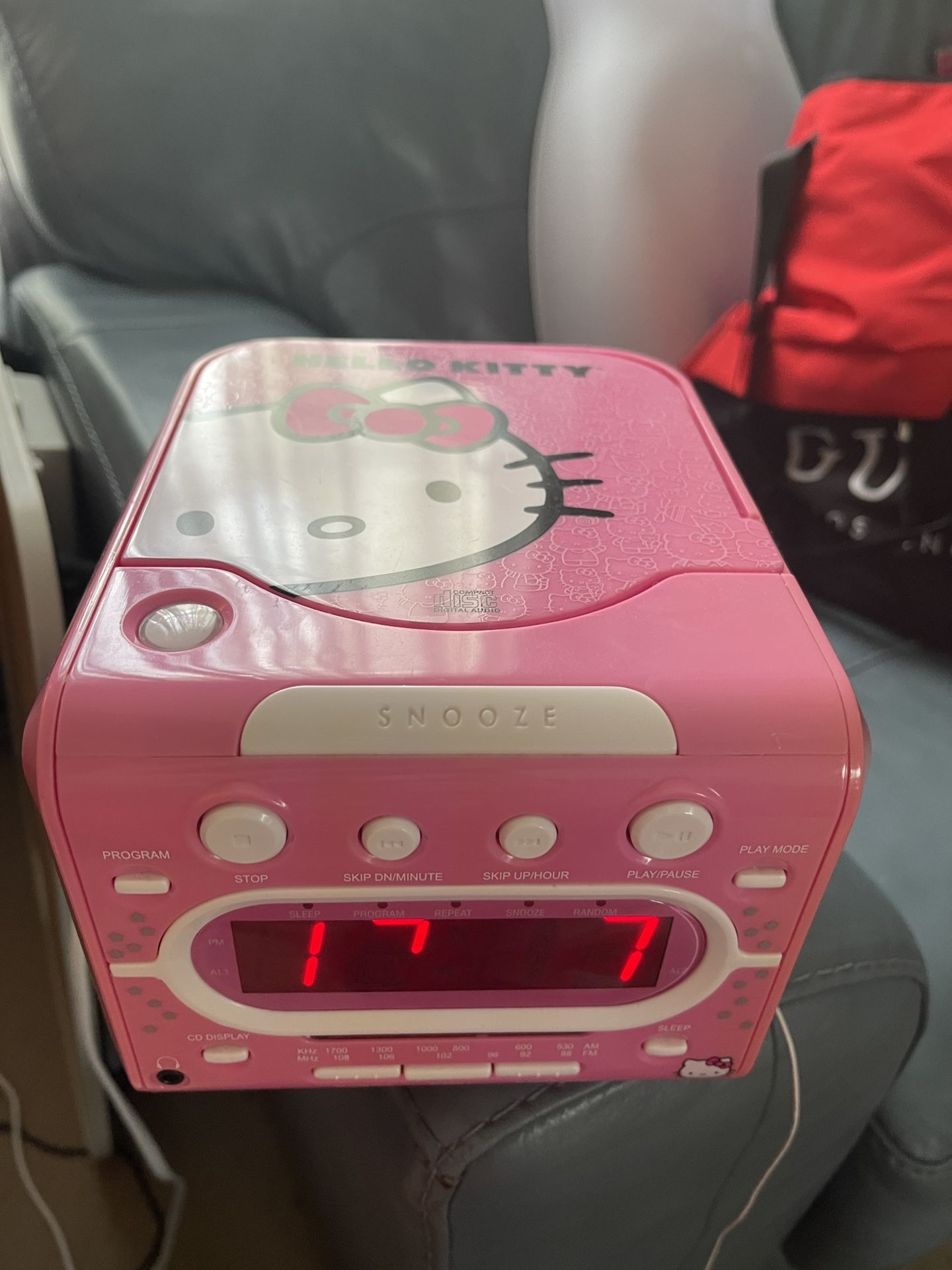 Vintage Hello Kitty Pink AM FM Radio Clock