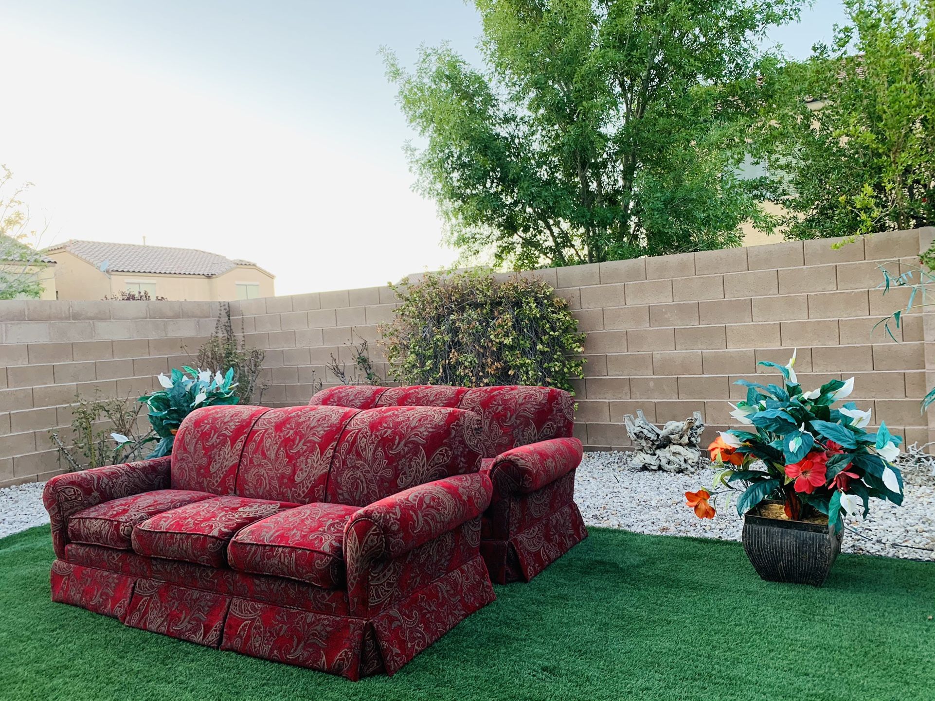 BEAUTIFUL LIVING ROOM SET ( GENTLY USED 🥰👌🏻 ) FREE DELIVERY 🚛 FIRM PRICE $1250 ( RED COLOR ) SMOKE/PETS FREE 🥰