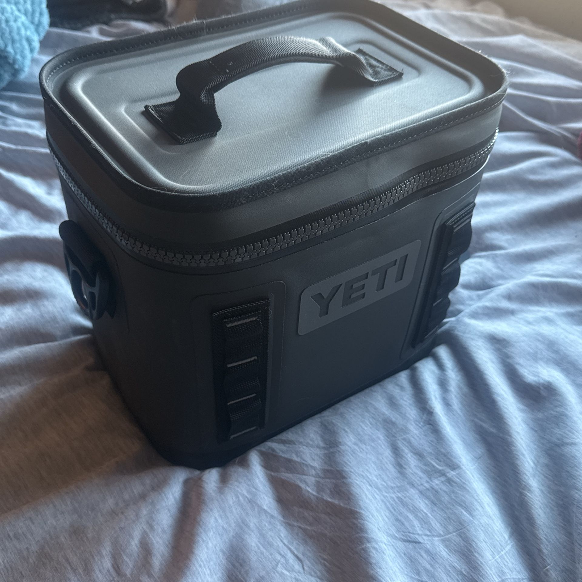 YETI Hopper FLIP 8 Ice Chest/ Cooler