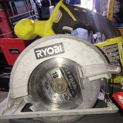 RYOBI ONE+ 18V Cordless 5 1/

2 in. Circular Saw 