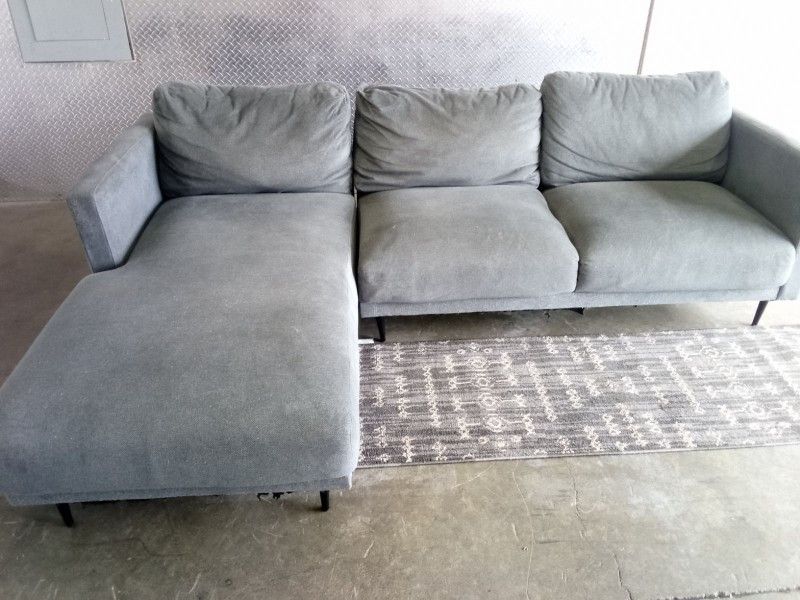 Beautiful Light Gray Left Facing| 2 Piece Sectional/Sofa| 3 Seater| Great Condition