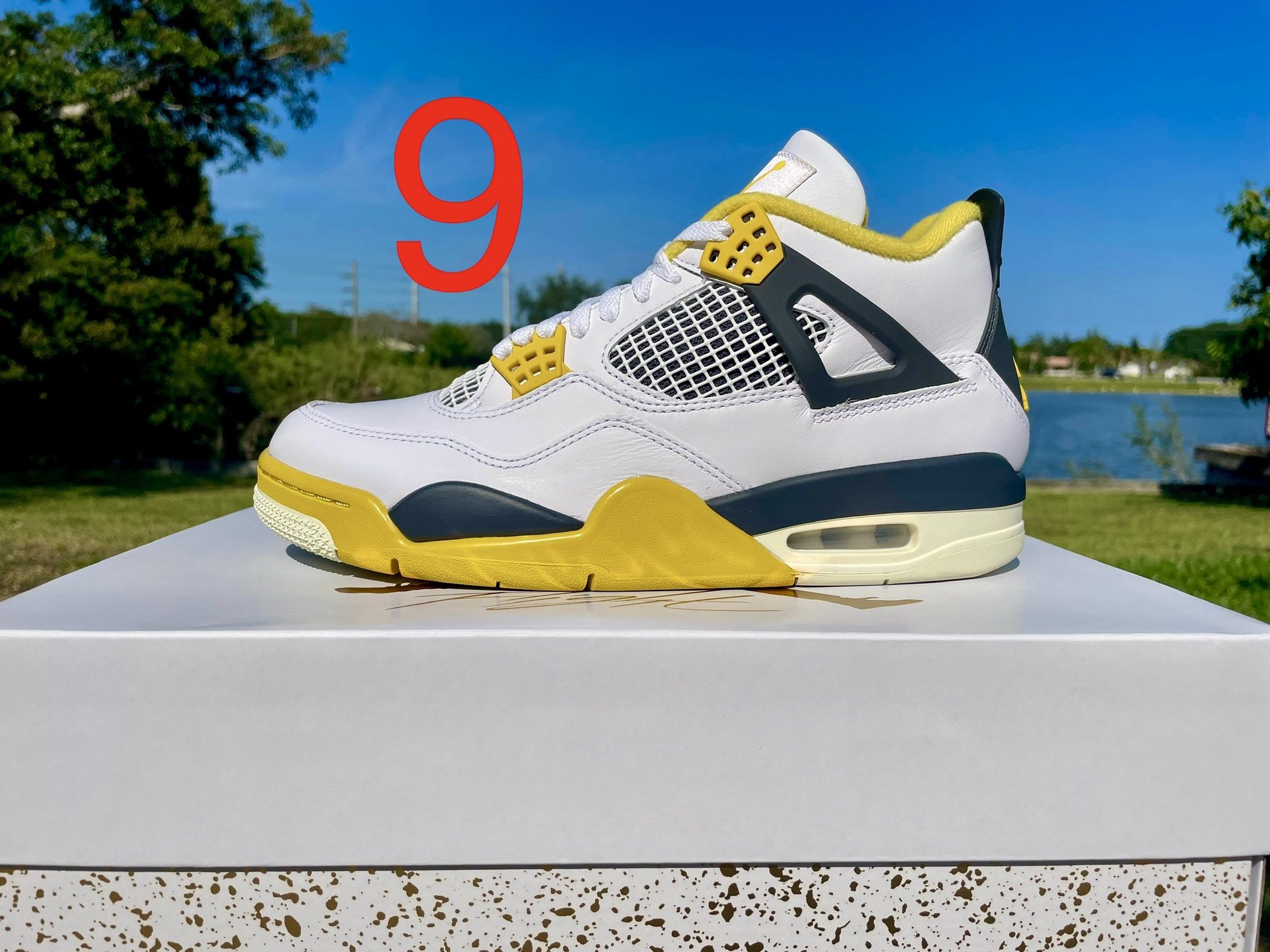 Air Jordan 4 “Vivid Sulfur” Size 9M/10.5W