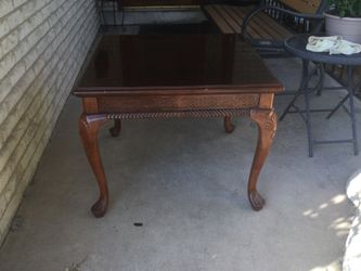 Wood end table some scratchers not bad in very nice condition