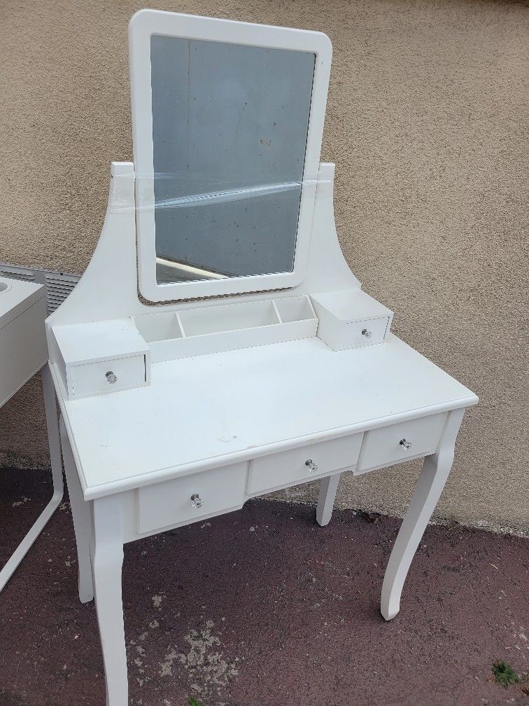 Vanity w/ Mirror And Drawers
