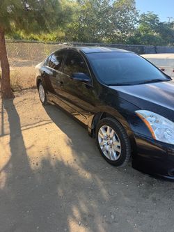 Nissan Altima Black 4-Door Sedan