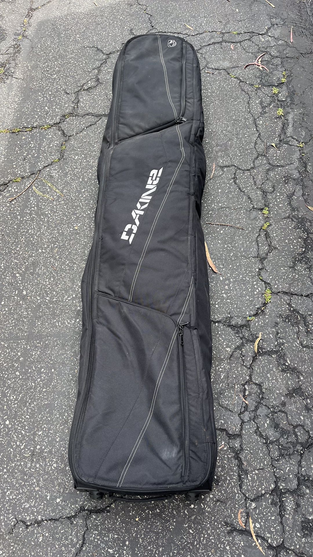 Dakine padded wheelie roller snowboard bag fits up to 165 cm.