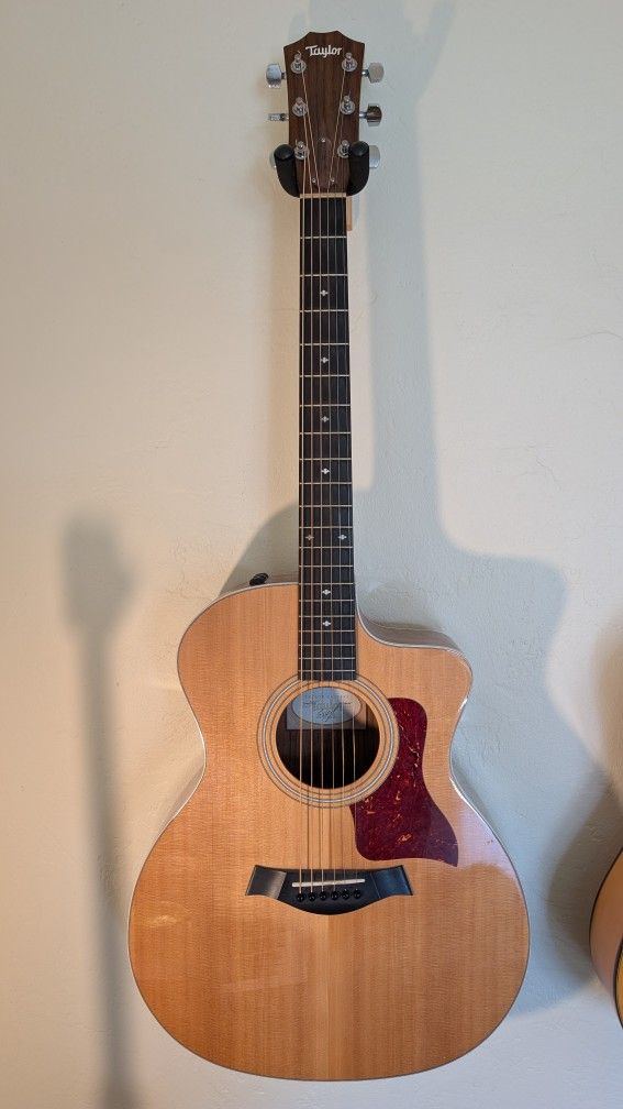 Taylor 214CE Deluxe WITH HARD CASE