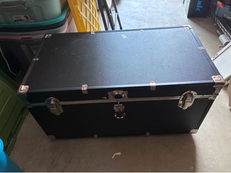 Trunk with 2 wheels