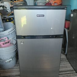 Emerson Mini Fridge With Seperate Freezer 