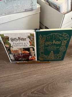 Harry Potter Official Christmas Cookbook And Feasts & Festivities W/Metal Stand