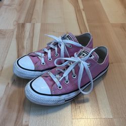Light Pink Converse (women’s 6, men’s 4)
