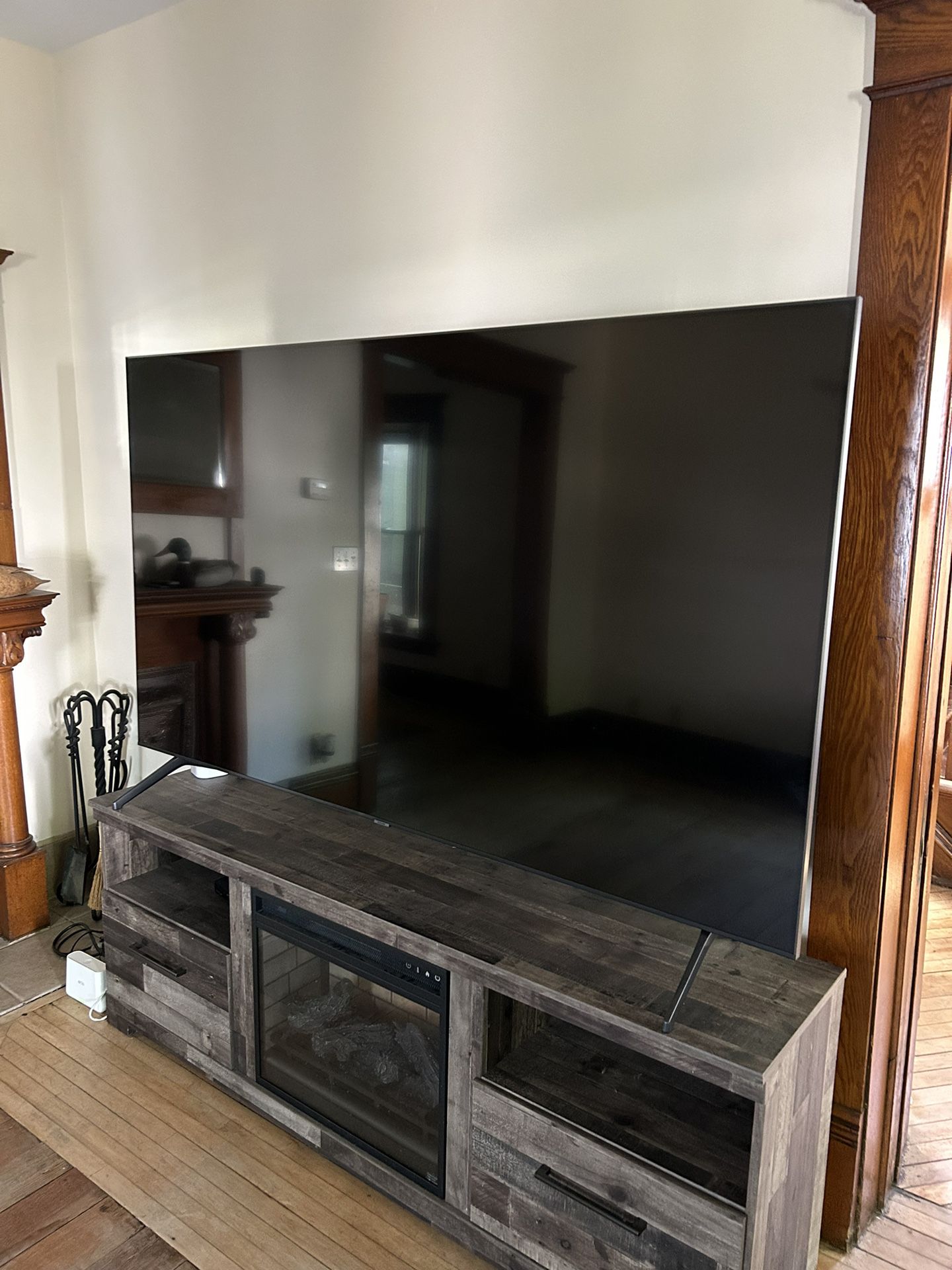 80inch Samsung Tv  with Tv  Stand With Fireplace 