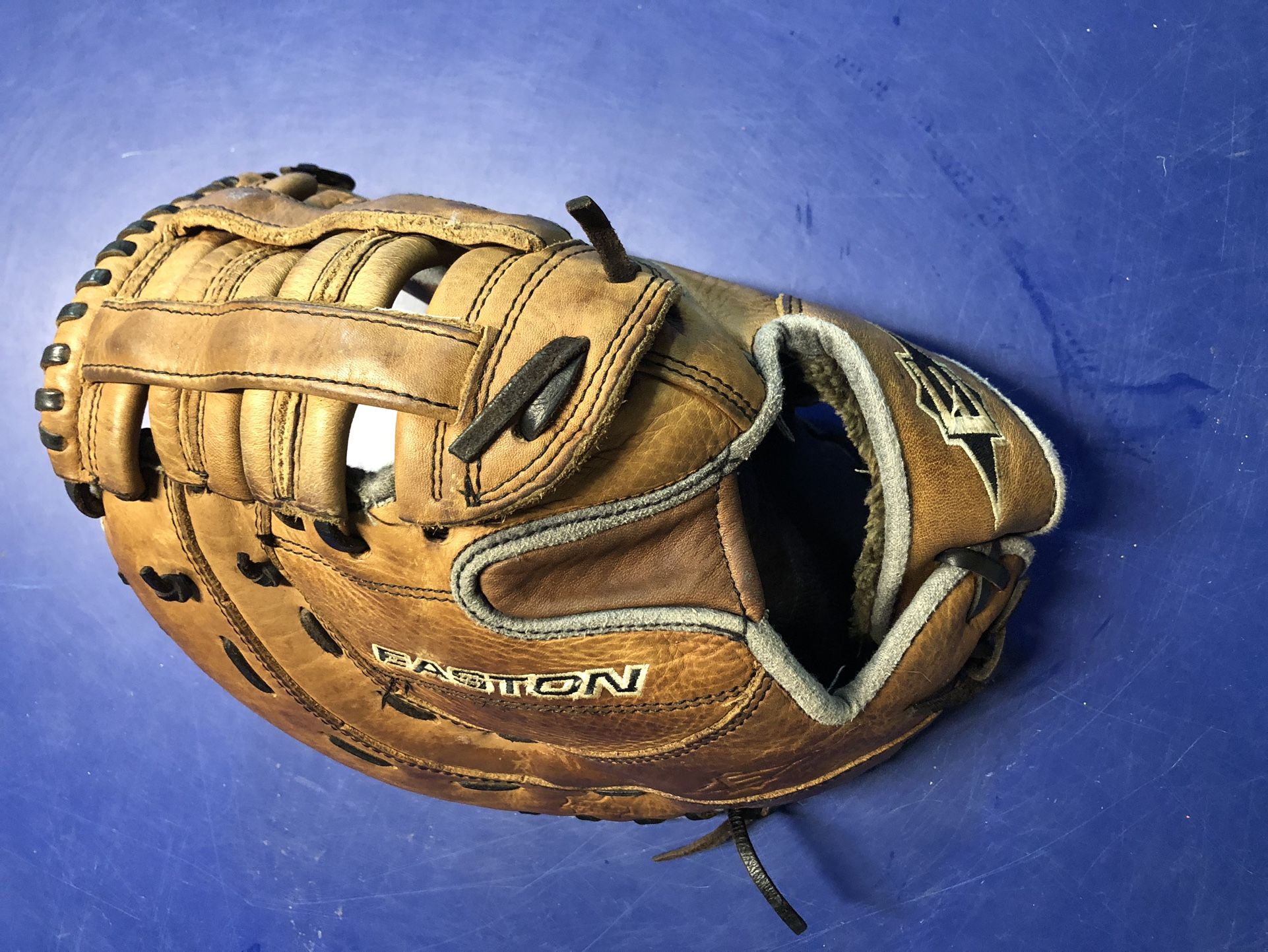 Easton First Baseman's Mitt - 13"