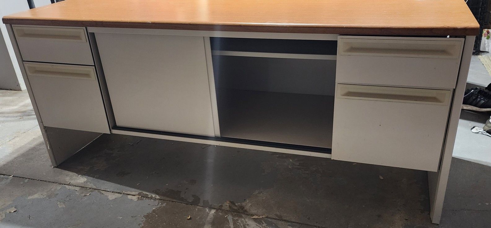 Desk - Metal frame / wood top