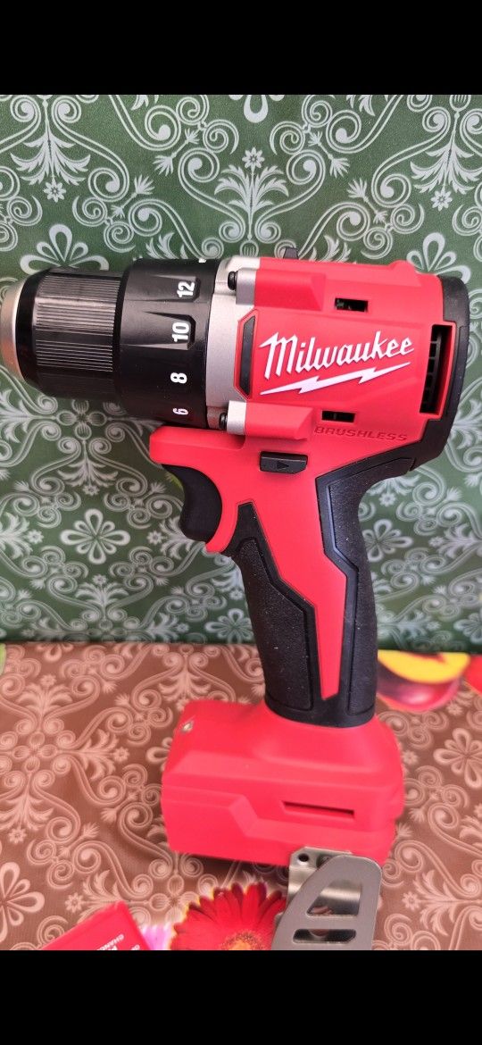 Milwaukee
M18 18V Lithium-Ion Brushless Cordless 1/2 in. Compact Drill/Driver (Tool-Only)