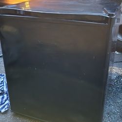 HiSense Mini Frige W Freezer 