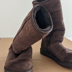 Woman's Size W7 UGG Short Boots 