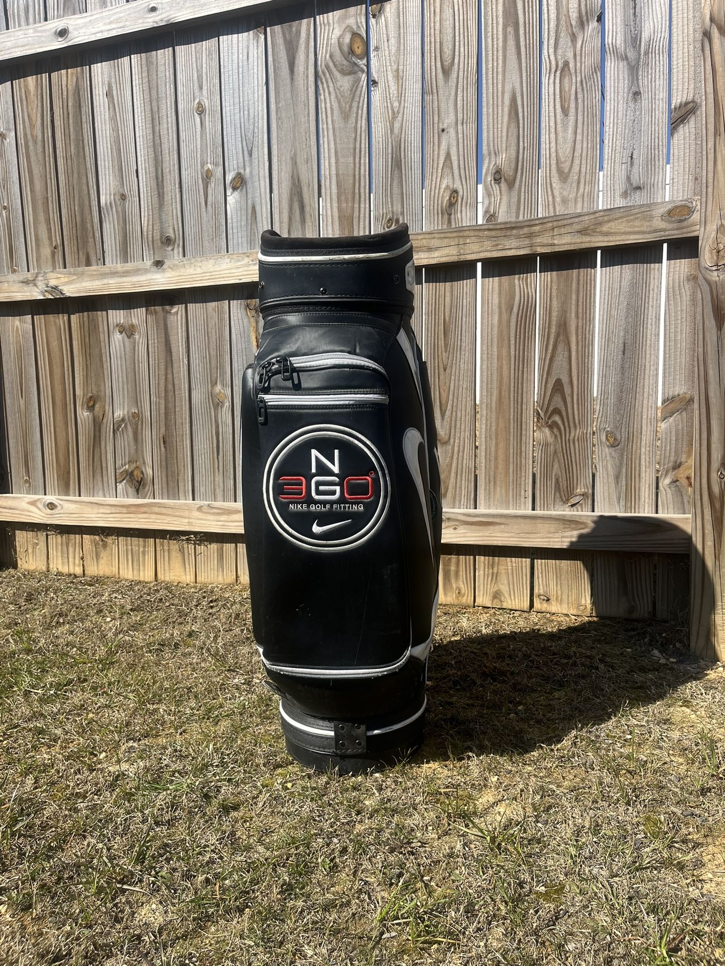 NIKE GOLF Limited Edition NG 360 Fitting Black/White/Red Staff Bag