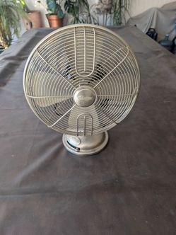 Beautiful stainless steel fan table in very good condition