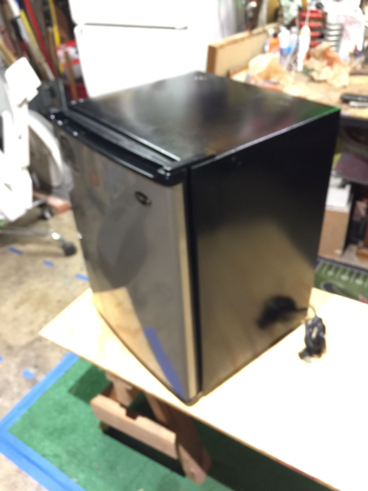 Sanyo compact refrigerator and freezer w/ ice tray