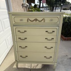 Vintage Dresser-Bassett Furniture -4 drawers- Chest of Drawers – French Provincial