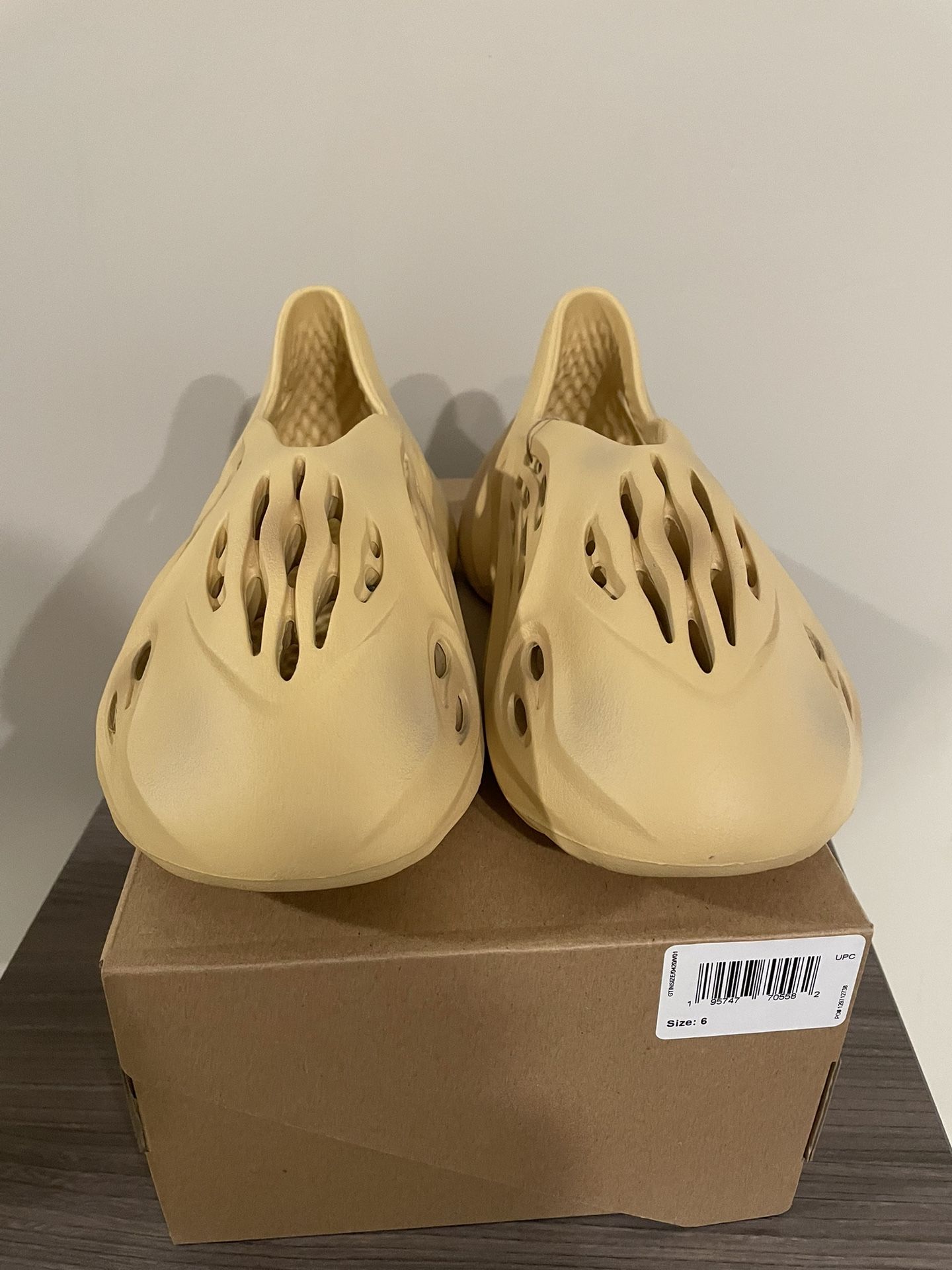 Yeezy Foam Runner "Desert Sand"- GV6843 Size (5, 6, 8, 11)