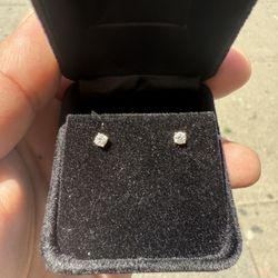 0.2 CT YELLOW GOLD DIAMOND EARRINGS
