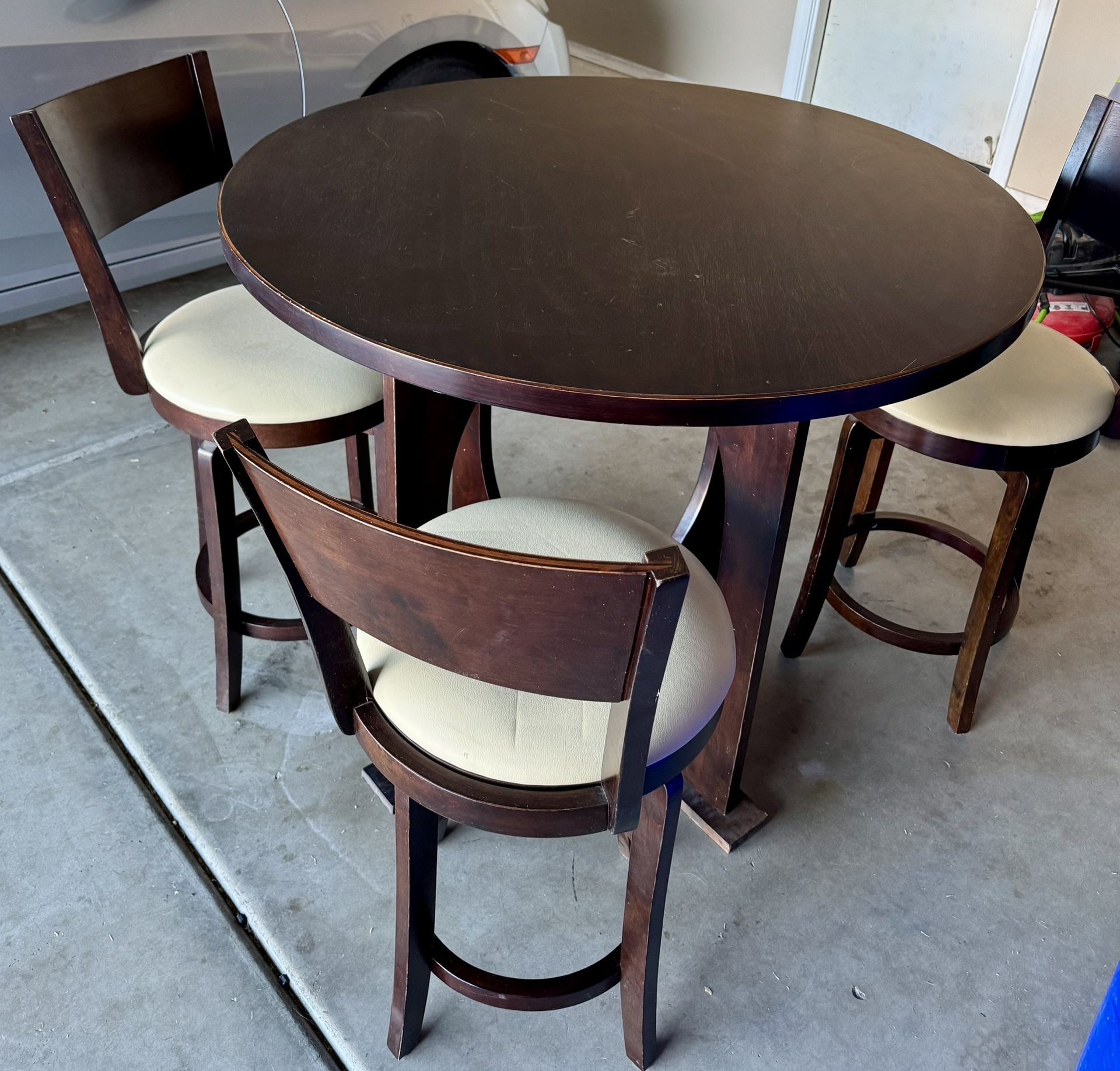 ROUND TABLE with 3 CHAIRS