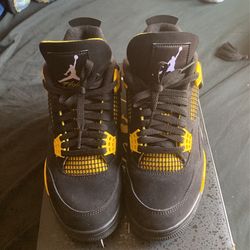 Jordan 4 Black Yellow Size 8.5