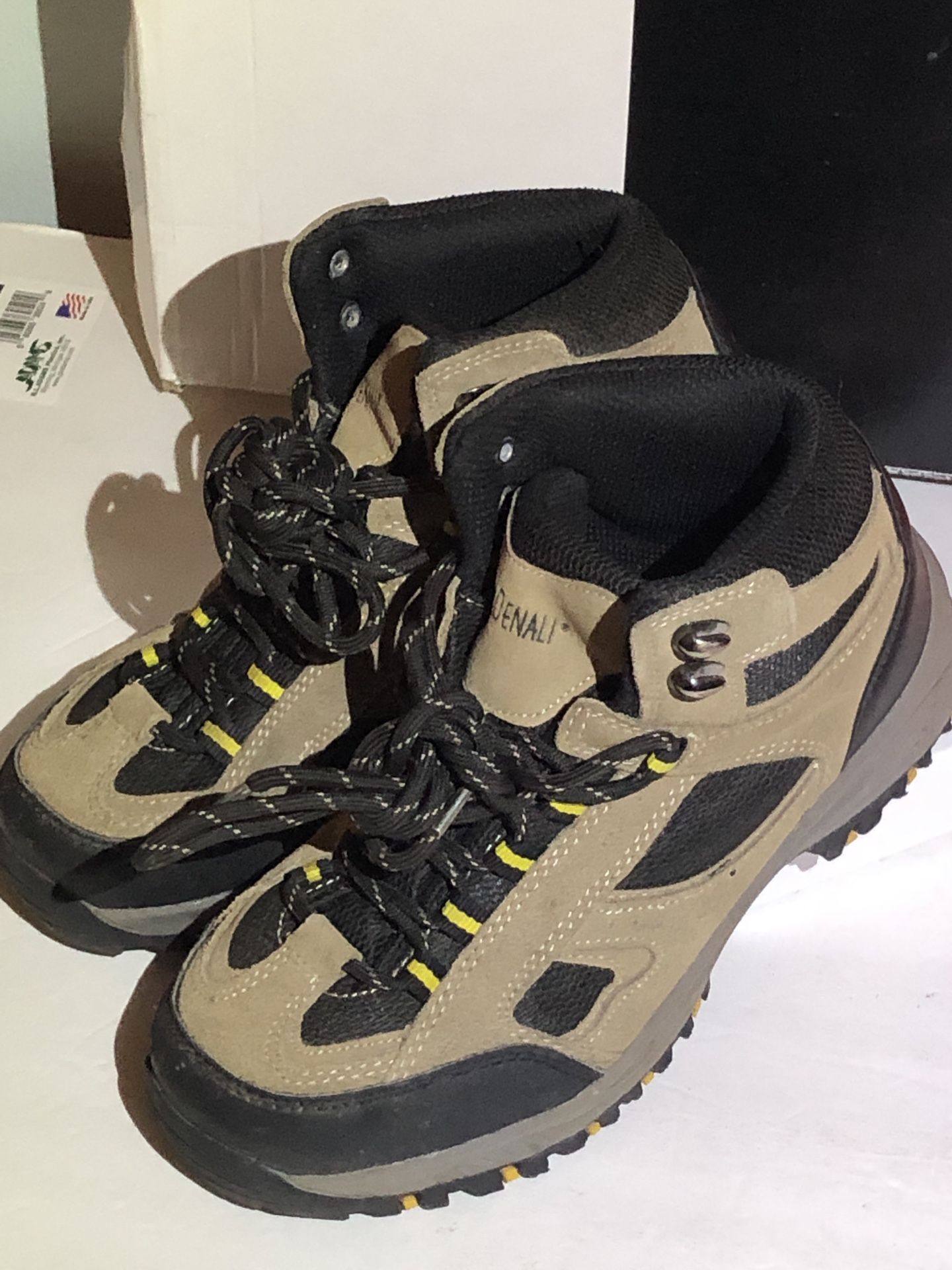 Denali  Youth Leather Hiking Boots.  Size 4y / 23 Cm