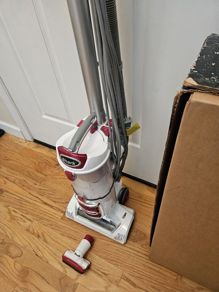 NEW Cond  SHARK VACUUM WITH ATTCHTTAME