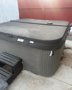 Hot tub/spa professionally maintained very lightly used 4800 or best offer