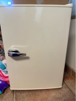 Retro mini fridge