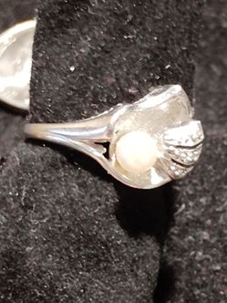 Used 14k solid white gold ring with natural perils 3.0g