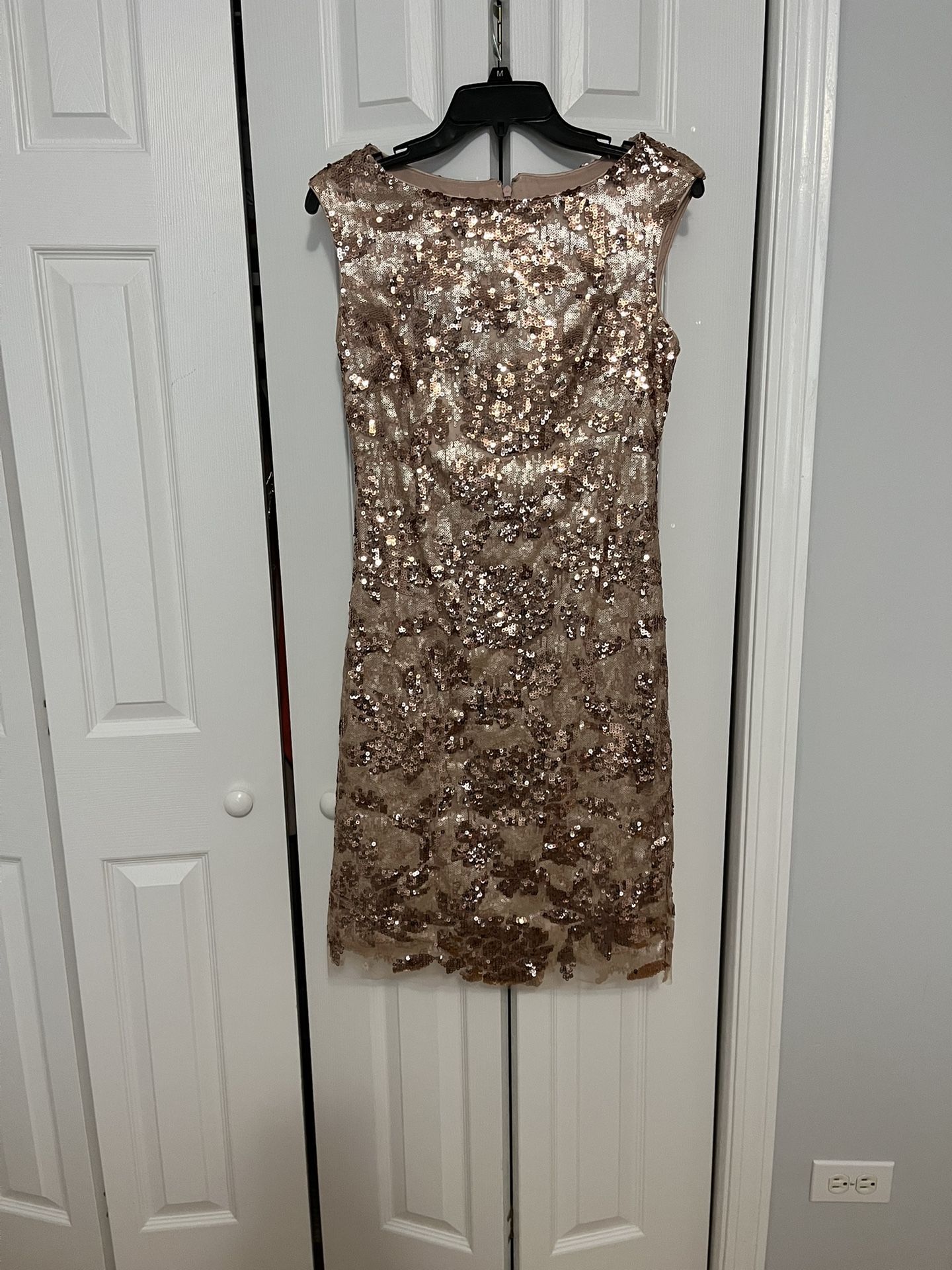 beautiful dress made of gold sequins, worn for a few hours, like new (brand Vince camuto) size 6 also fits size 4