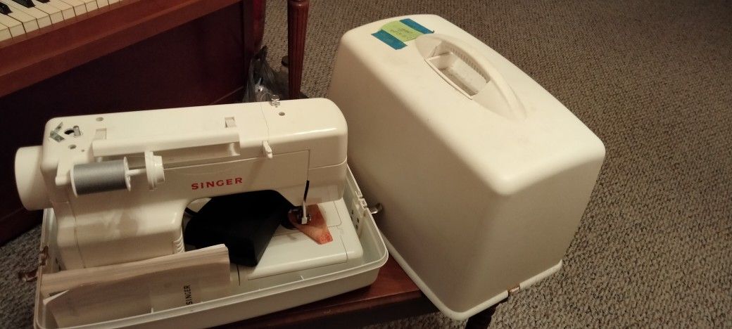 Singer Sewing Machine Model 4832c