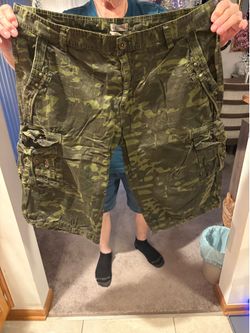 Men’s Shorts size 38 (lots of pockets!)