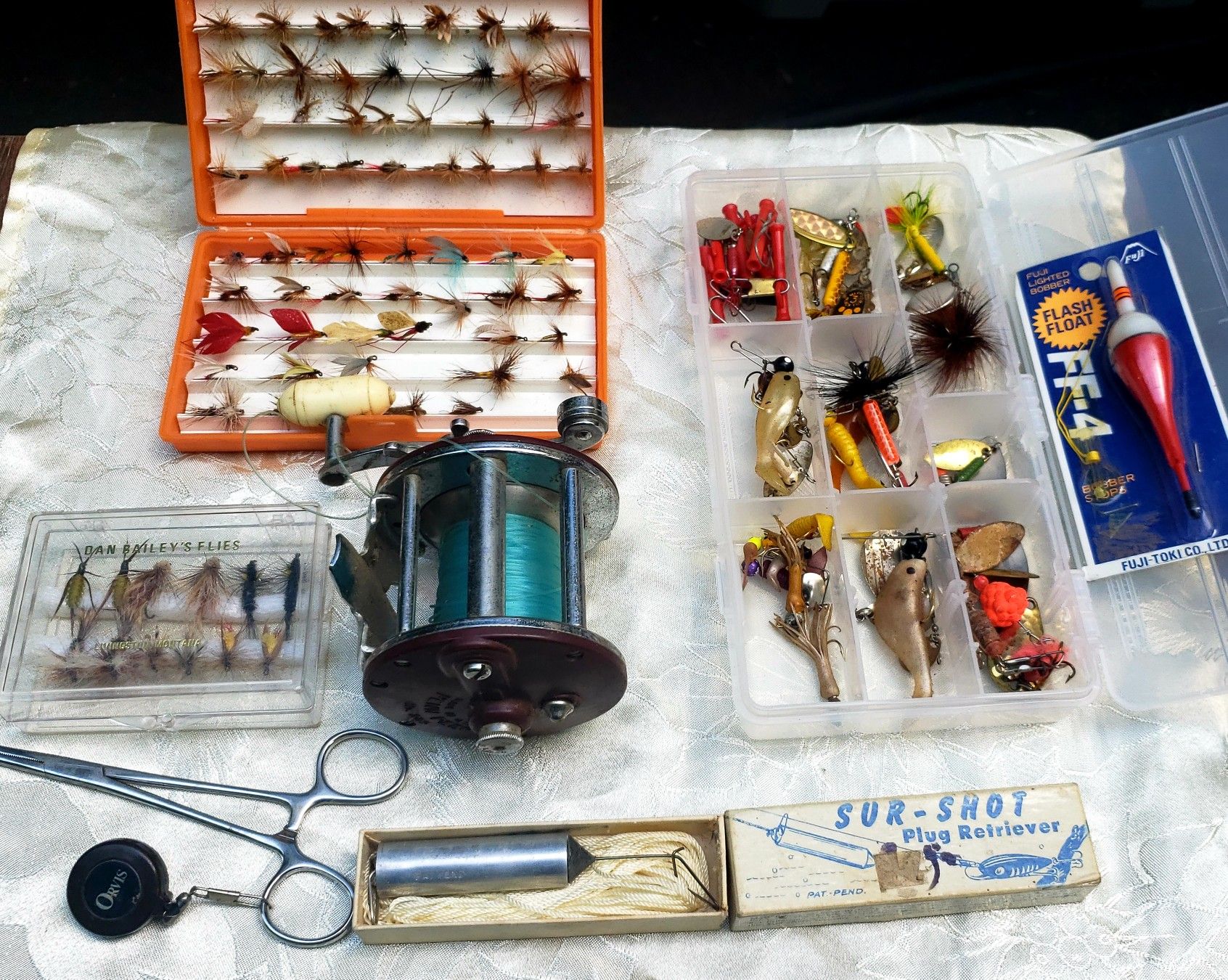 Fly fishing lot. Penn reel, flies, Vintage and new