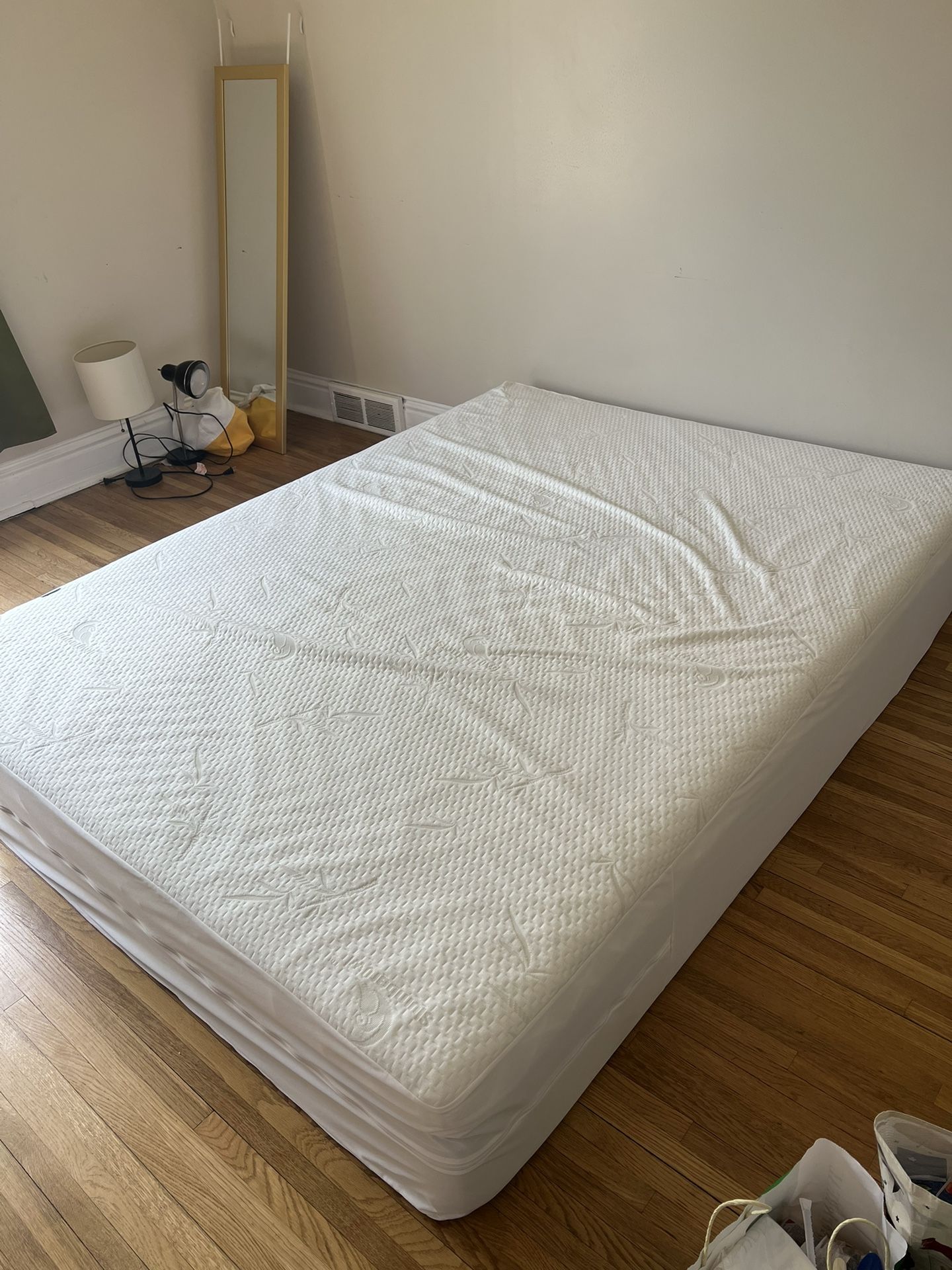 Costco Queen Size Mattress (Encasement Washable)