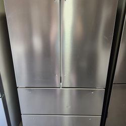 FORNO Refrigerator-Freezer – Model FFRBI1820-36SB (Brand New)