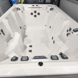 NEW HOT TUB / The V150w