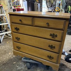 Vintage Maple 4-Drawer Dresser / Bureau – Mid-Century Style
