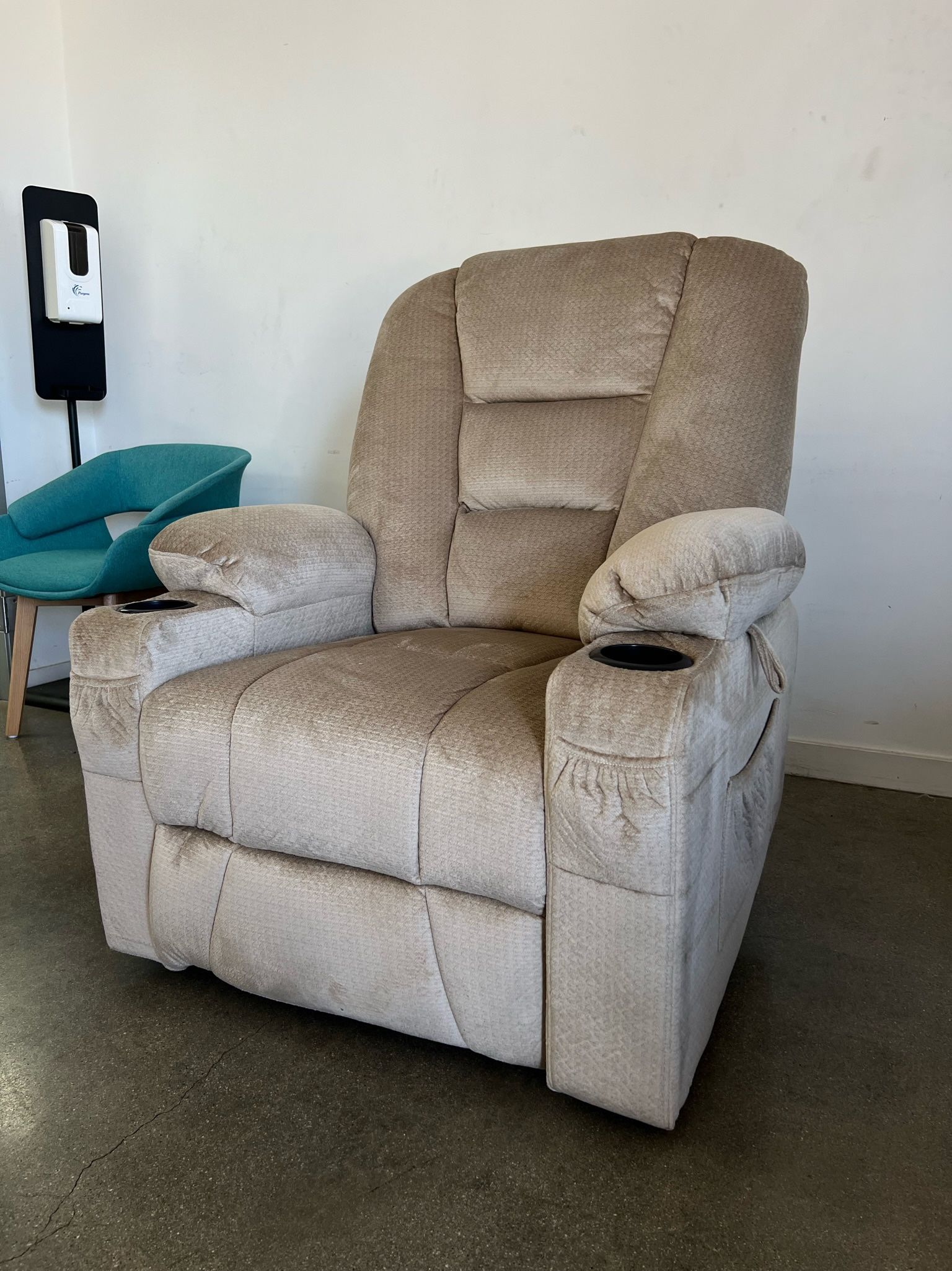 Mcombo Electric Power Lift Recliner Chair In Beige With Vibration Massage & Heat Functions Dual USB Ports & Cup Holders