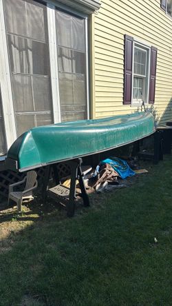 Canoe with motor and battery