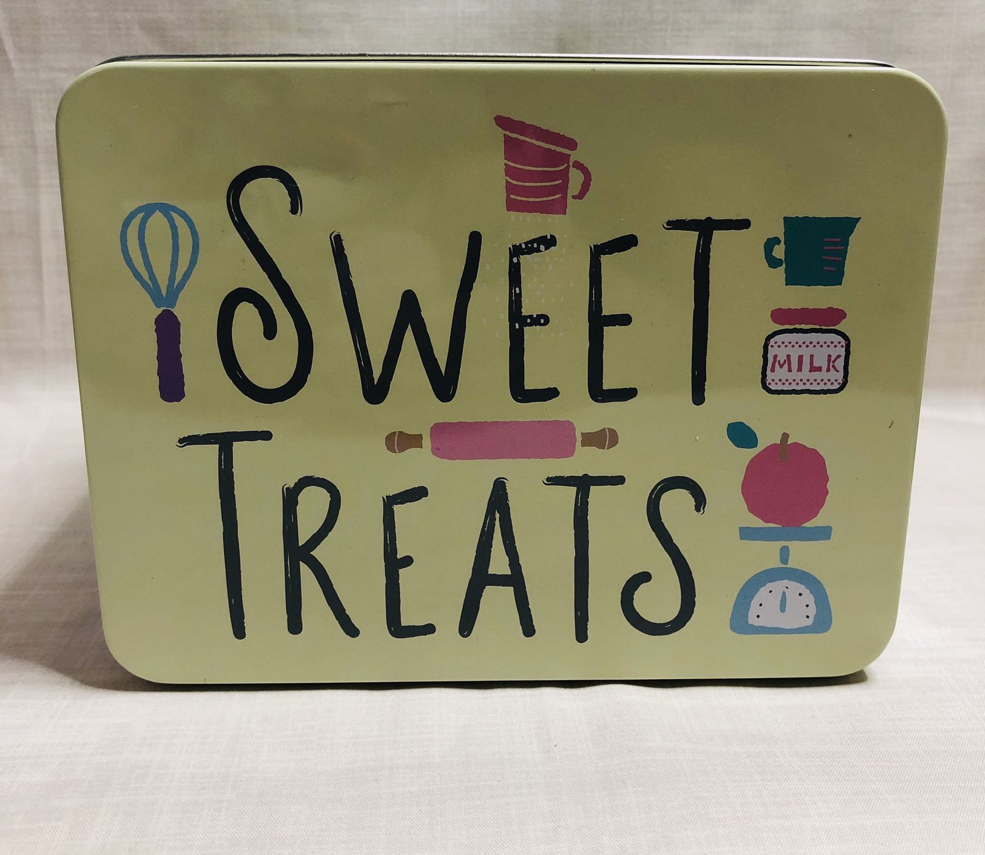 Sweet Treats Sanrio Hello Kitty and Friends collectable Tin