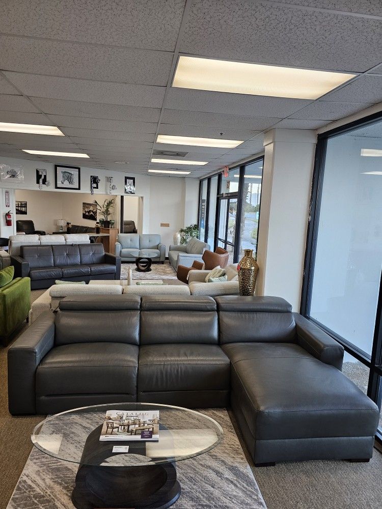 Leather Sectional w/ 2 power recliners - Nevio