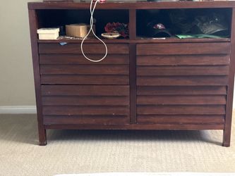 Dresser w/ 4 drawers solid Wood