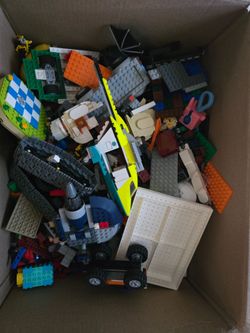 Legos 25 lb box 2/2