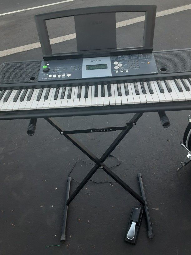 Yamaha 61 Key Keyboard with stand