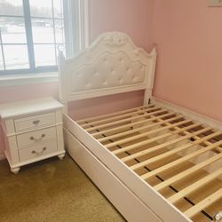 Full Size Bedroom Set With Trundle ( Five Pieces )
